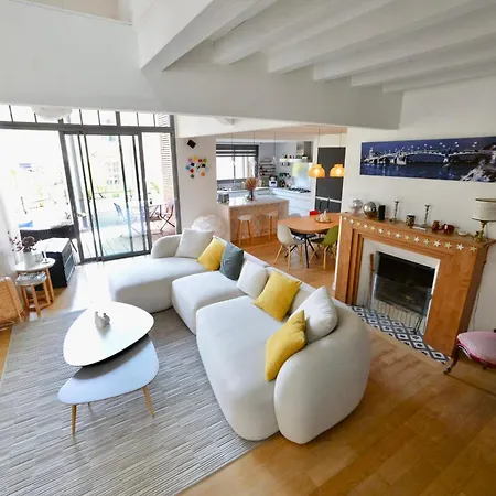 Magnificent With Terrace In Apartament Tuluza